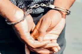 கட்டுநாயக்கவில் ரூ. . கோடி பெறுமதியான சிகரெட் கடத்தல்: ஒருவர் கைது - பொதிகளுடன் கும்பல் தப்பியோட்டம்!